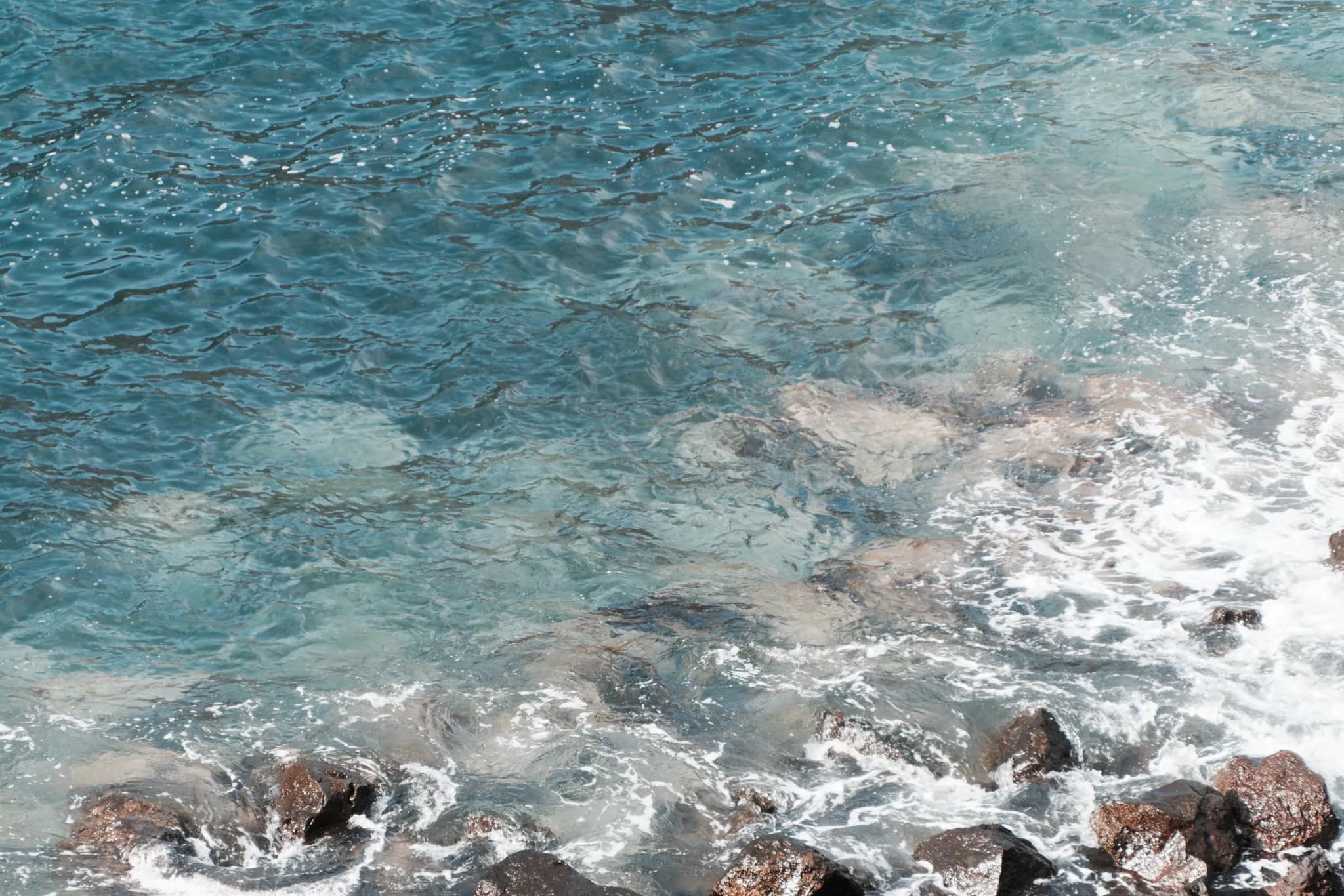 Bajo La Roca, El Mar