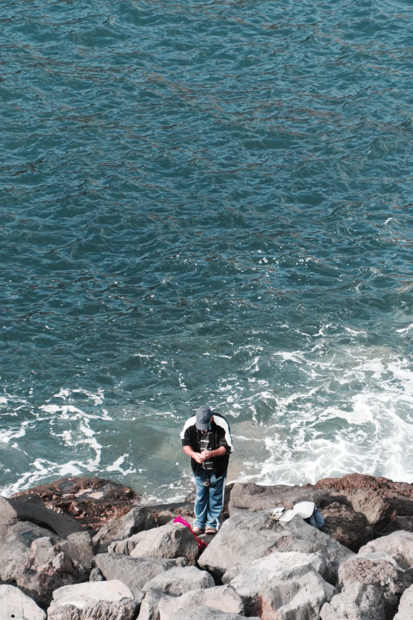 Bajo La Roca, El Mar